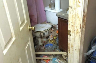 SVUD PO KUĆI LJUDSKI IZMET I SMEĆE! Majka godinama decu držala u neljudskim uslovima, javnost zgrožena užasom (VIDEO)