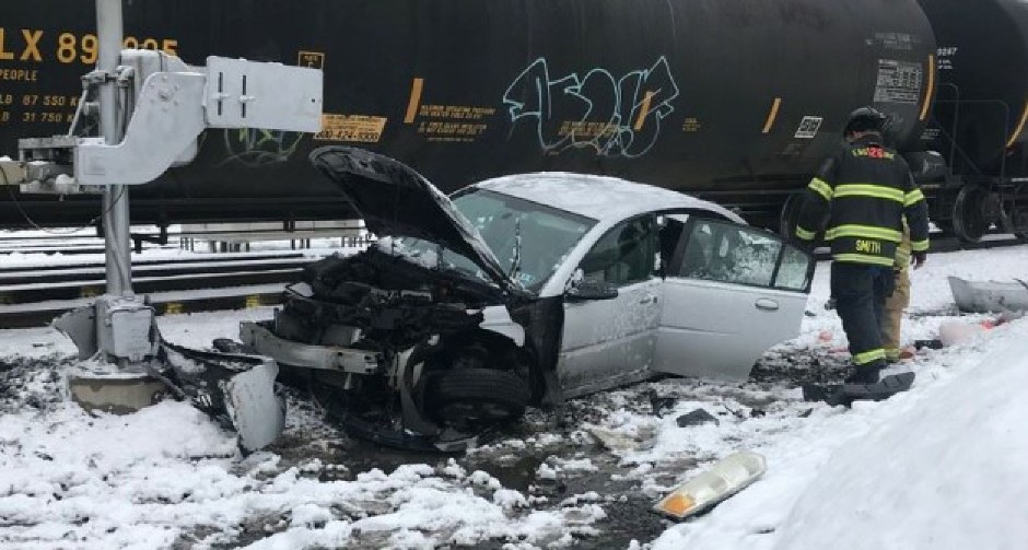 HOROR NA ŠINAMA, VOZ UDARIO U AUTO I BUKVALNO GA SMRSKAO Pozadi je sedeo trogodišnji dečak- a onda se začuo njegov plač! (VIDEO)
