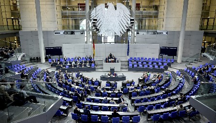 U NEDELJU NEMAČKA BIRA Manji Bundestag, manje kandidata i sve starije biračko telo