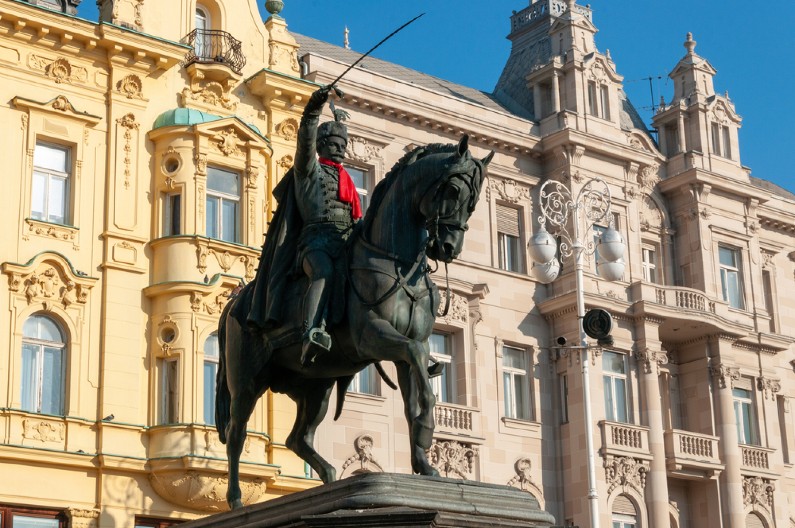ŠOK U ZAGREBU Narod u neverici zbog scene na Trgu bana Jelačića