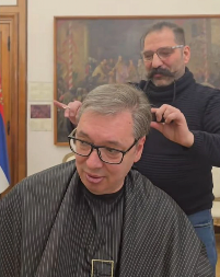 "POLAKO SA TO RASTURANJE" Vučić kod frizera, priprema se za gostovanje: "Kaže mi majka, sine, pobeleo si načisto" (VIDEO)