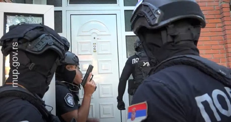 POLICAJCI UHAPSILI KOLEGU U SVILAJNCU Upali u policijsku stanicu po nalogu unutrašnje kontrole