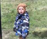 STRAVIČAN SNIMAK IZ ZOO VRTA Divlja zver se prišunjala dečaku iza leđa, reakcija roditelja razbesnela gledaoce! (VIDEO)