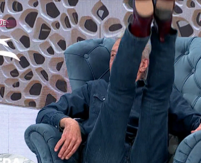 PEVAČ (74) DIŽE NOGE U EMISIJI! Haos u programu, voditeljke u šoku! (FOTO)