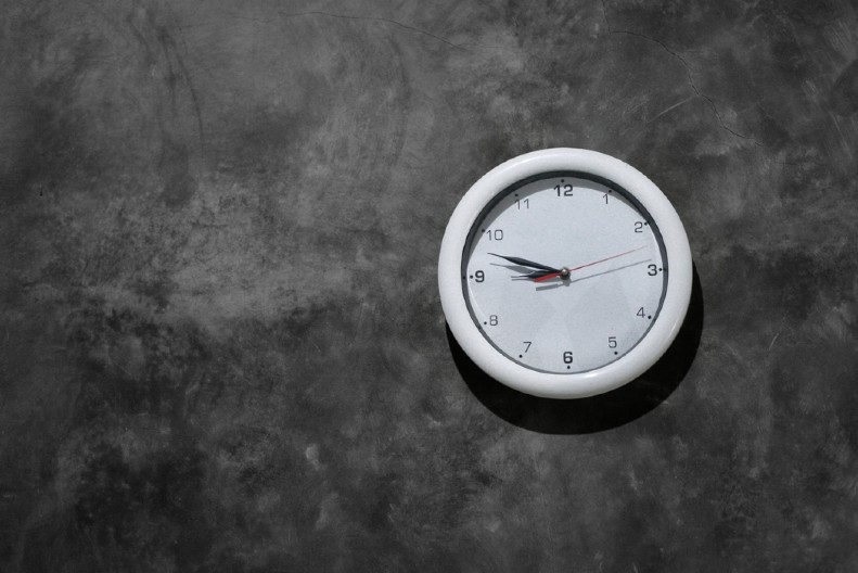 ŠOKANTNA ISTINA IZA SATA KOJI JE 20 GODINA VISIO NA ZIDU Ovaj detalj je svima promakao! (FOTO)