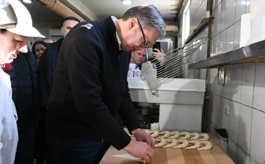 "NISAM SE BAŠ PROSLAVIO U PRAVLJENJU KIFLE, ALI SAM BAR POKUŠAO" Vučić u Petrovcu na Mlavi - Hvala meštanima na divnom gostoprimstvu (FOTO)