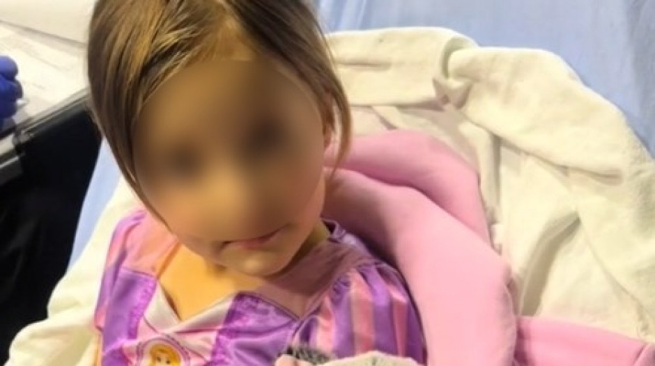 POČELO JE KAO OBIČAN GRIP, A ONDA JE USLEDIO HOROR Devojčica se u trenu srušila kao sveća, spasao je majčinski instinkt! (VIDEO)