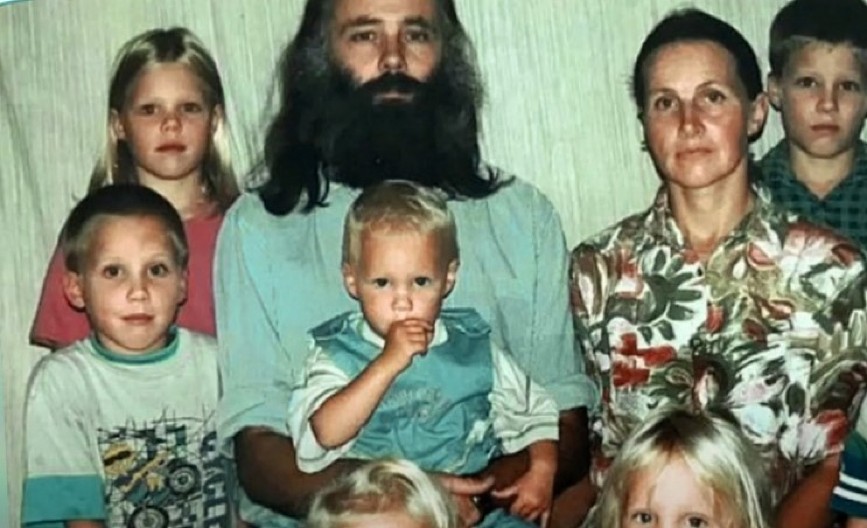 STRAVA I UŽAS U SEOSKOJ KUĆI Otac sektaš godinama držao decu zaključanu, kad čujete šta im je sve radio, zanemećete! (VIDEO)