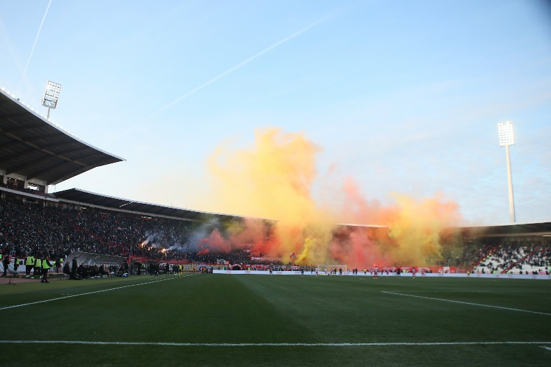 POTPUNI HAOS Navijači Partizana lome stolice na "Marakani" (VIDEO)