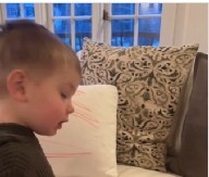 „TVOJ MALI PIKASO JE PRESLADAK“ Dečak (2) priredio iznenađenje mami i nasmejao 30 miliona ljudi