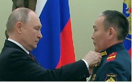 SNIMCI KRVAVE BORBE PRSA U PRSA ŠOKIRALI PLANETU Putin odlikovao ruskog jurišnika Zlatnom zvezdom nakon pobede 1 na 1