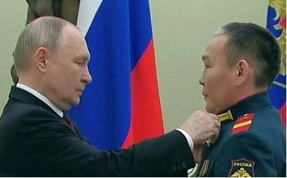 SNIMCI KRVAVE BORBE PRSA U PRSA ŠOKIRALI PLANETU Putin odlikovao ruskog jurišnika Zlatnom zvezdom nakon pobede 1 na 1