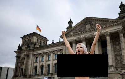 SKANDAL U BERLINU NA DAN IZBORA Feministkinje u znak protesta skinule odeću i poslale poruku PUTINU?!
