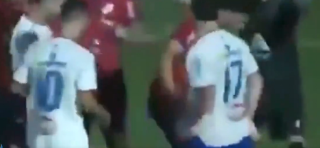 SKANDAL Fudbal postao MMA: Pesnicom uspavao rivala (VIDEO)