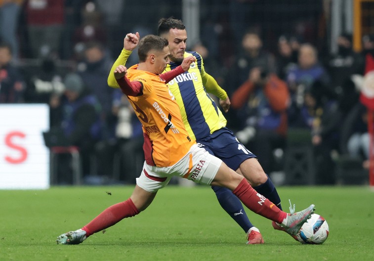 PREKO 30.000 POLICAJACA, 50.000 NAVIJAČA, ALI NULA GOLOVA Remi u velikom derbiju Turske po meri Galatasaraja, Fenerbahčeu izmiče titula