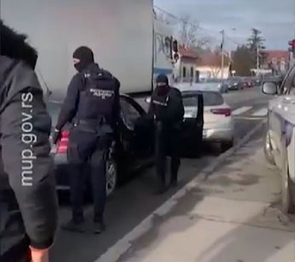 UHAPŠENA ČLANICA KOMISIJE ZA TEHNIČKI PREGLED RADOVA NA ŽELEZNIČKOJ STANICI U NOVOM SADU Lisice na ruke policija joj stavila na aerodromu