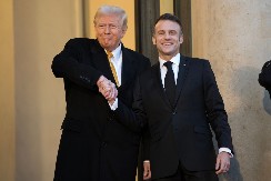 RUKOVANJE O KOJEM BRUJI CEO SVET Tramp i Makron postali viralno popularni (VIDEO)