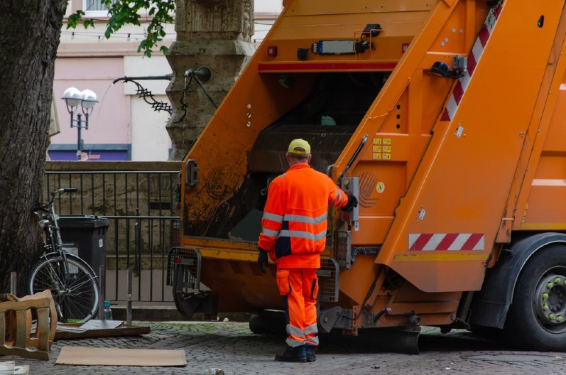 KO ULICU PRLJA, IMA DA NADRLJA! "Gradska čistoća" apeluje na građane da pravilno odlažu šut i građevinski otpad