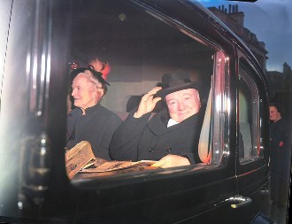 UKRALI ZLATNI WC OD 98 KILOGRAMA IZ KUĆE VINSTONA ČERČILA: Ko su ljudi optuženi za ovu neverovatnu krađu?