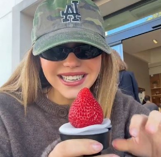 "SRAMOTA ME JE U VAŠE IME" Devojke masovno kupuju jednu jagodu od 2.100 dinara,  a razlog je bizaran