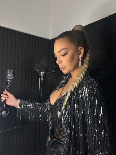 GOLA HRVATICA TRAKAMA PREKRILA GRUDI! Fotografija izazvala haos, komentari samo pljušte!