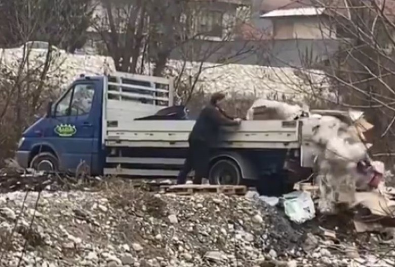 PARKIRAO KAMION, PA SAV OTPAD BACIO U REKU! Ekološki skandal u Prijepolju!