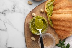 KROASANI SA PISTAĆ KREMOM Mekani kao duša i sočni, ukusa koji govori 1000 jezika