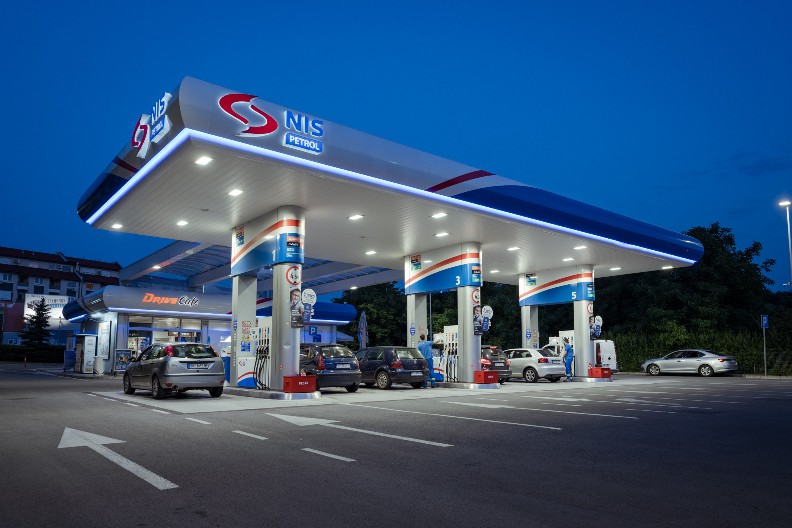 STUPANJE NA SNAGU AMERIČKE SANKCIJE NAFTNOJ INDUSTRIJI SRBIJE Da li će biti dovoljno goriva na pumpama danas?