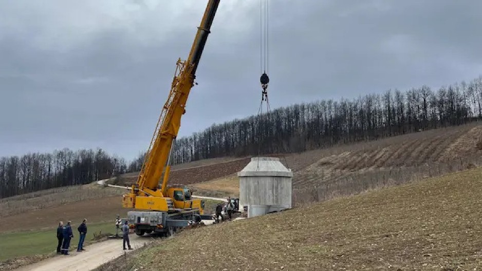 U SRBIJI NIČE SPOMENIK U OBLIKU PUŠČANOG ZRNA Njegovu simboliku treba svako od nas da zna