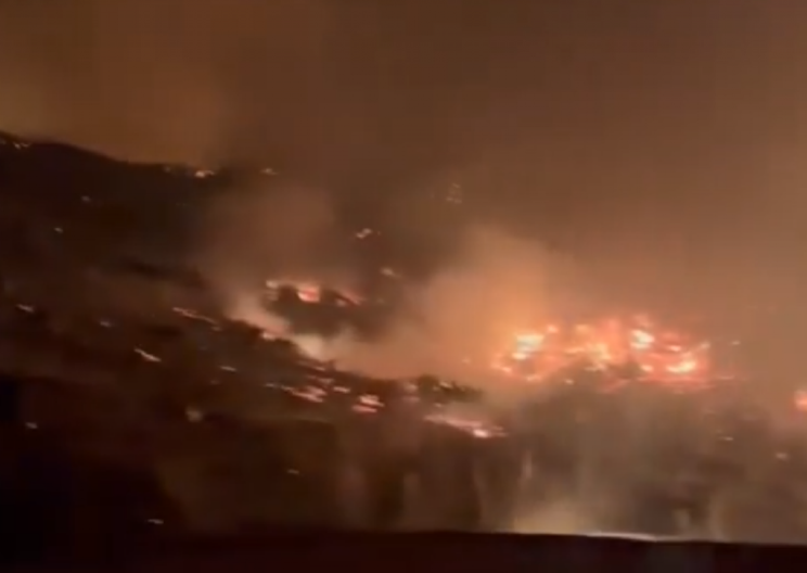 VATRENA STIHIJA PROGUTALA 84 KUĆE, IMA MRTVIH! Stravičan požar u Japanu, ljudi spasavaju žive glave sa ramena (VIDEO)