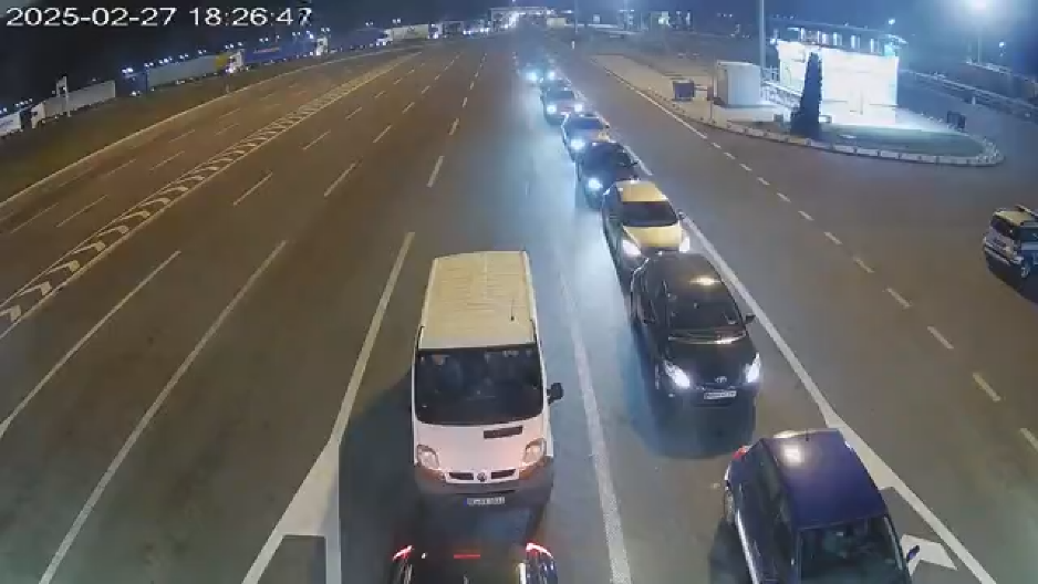 STANJE NA GRANIČNIM PRELAZIMA Na ovoj granici vozila čekaju i do tri sata! (FOTO)