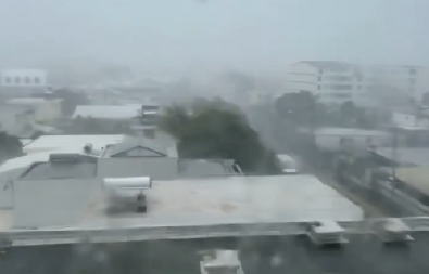 STIŽE CIKLON SA UDARIMA OD 200KM NA SAT, PROGLAŠEN NAJVIŠI NIVO UZBUNE! Građanima strogo zabranjeno kretanje, snimci oluje osvanuli na internetu (VIDEO)