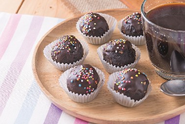 ŠARENE ČOKO KUGLICE Sitni kolači gotovi očas posla, za prave sladokusce