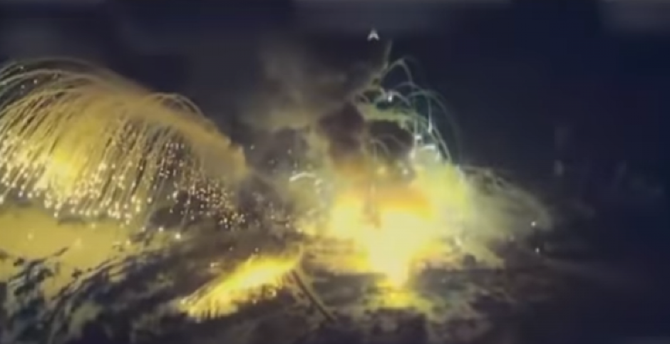 EKSPLOZIJE ODJEKUJU! POGOĐENO JE DRAGOCENO SKLADIŠTE TERMOBARIČKE MUNICIJE! Zastrašujući snimci stižu iz Ukrajine (VIDEO)