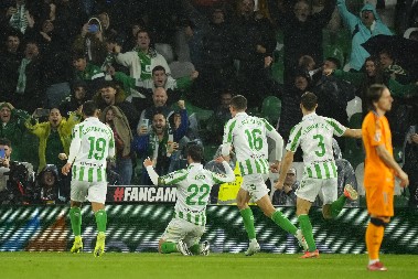 KRALJU SE OZBILJNO ZADRMAO TRON Odbačeni sin šokirao Real i učinio uslugu Barsi i Atletiku