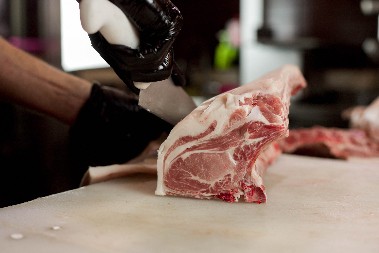 ČAK I AKO MARINIRATE BUDE SUVO I TVRDO? Evo koji sastojak treba da dodate da bi meso bilo mekano, ali na jednu stvar obavezno obratite pažnju