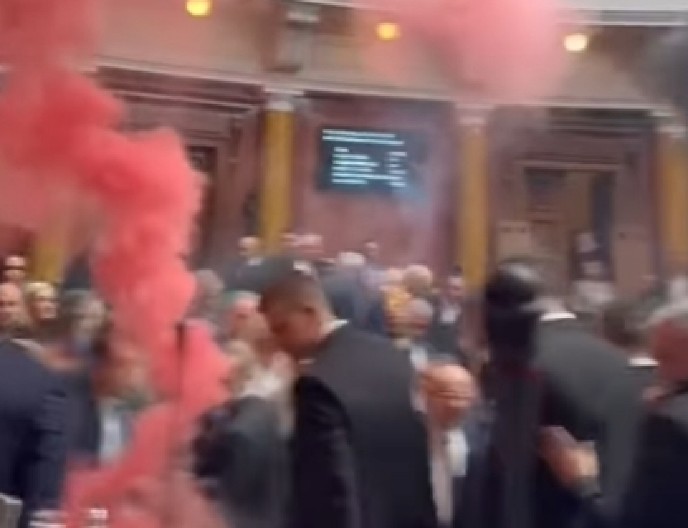 "MOLIM SE ZA POSLANICE NARODNE SKUPŠTINE KOJE SU PRETRPELE POVREDE" Dubravka Đedović se oglasila nakon incidenta u Skupštini