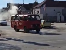 NEOBIČNA SCENA U HRVATSKOJ NASMEJALA REGION Kombi sa natpisom ''Krstić i sin'' se pojavio na ulicama, reakcija meštana je totalni hit! (VIDEO)