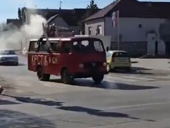 NEOBIČNA SCENA U HRVATSKOJ NASMEJALA REGION Kombi sa natpisom ''Krstić i sin'' se pojavio na ulicama, reakcija meštana je totalni hit! (VIDEO)