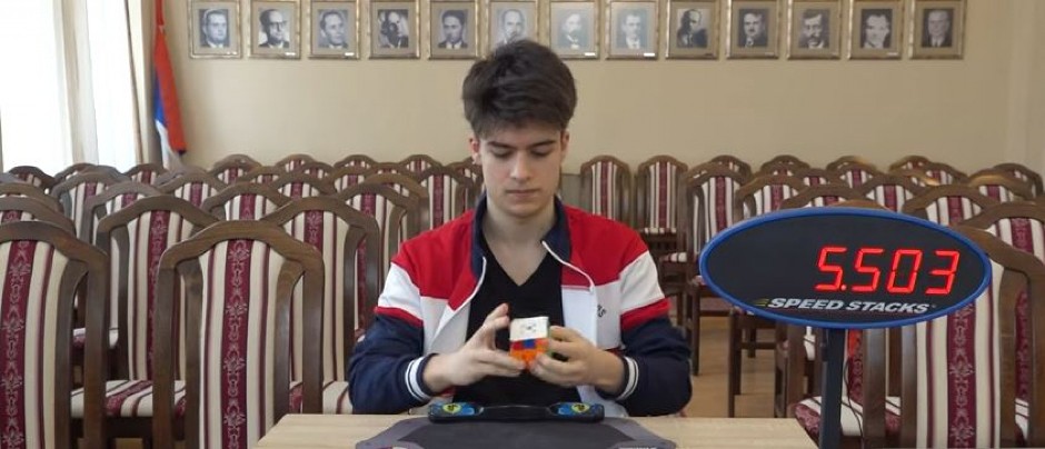 RUBIKOVU KOCKU SLOŽI ZA NEKOLIKO SEKUNDI, MOŽE I NOGAMA Talentovani srednjoškolac iz Bačkog Petrovca oborio je čak 31 nacionalni rekord (VIDEO)