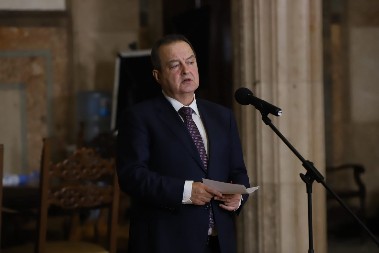 DAČIĆ O HAOSU U PARLAMENTU Nikada se nije desilo da se u Narodnoj skupštini upotrebljavaju dimne bombe i suzavac, jaja i flaše