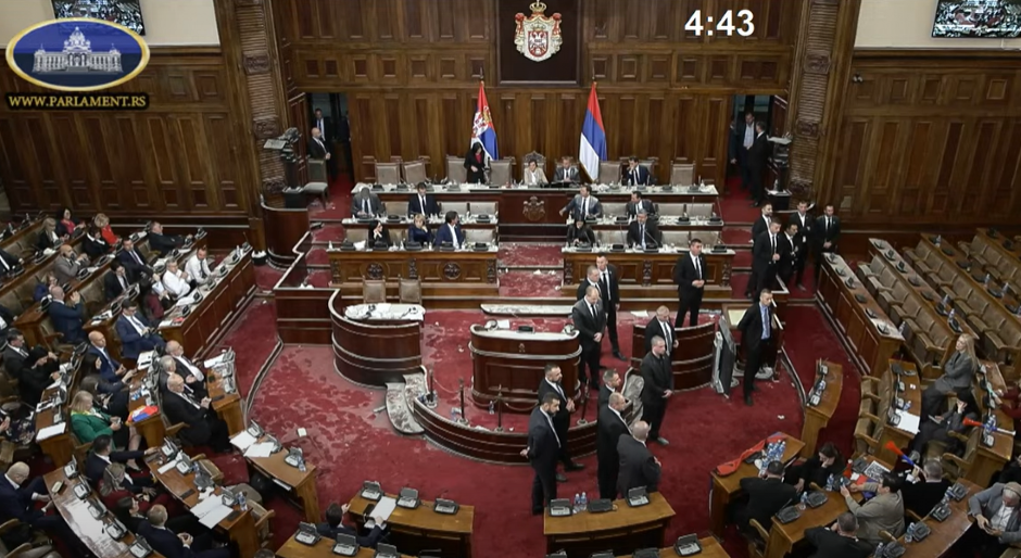 SVETSKI MEDIJI PIŠU O DIVLJAŠTVU OPOZICIJE Po Kurtijevom receptu pravili haos u Skupštini Srbije, 3 poslanice u bolnici