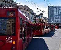 TROLEJBUS UDARIO U SEMAFOR, KOLAPS U CENTRU GRADA! Vozila stoje ka Studentskom trgu