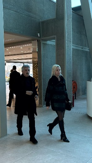 ŽIRI ZVEZDA GRANDA STIGAO NA KOMEMORACIJU DIREKTROA Utučeni stigli na poslednji pozdrav od Saše Popovića