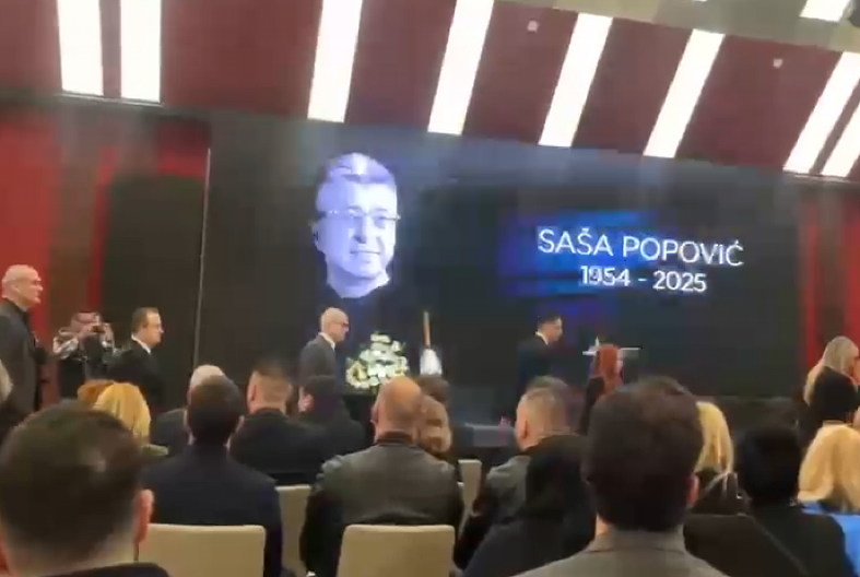 MILOŠ VUČEVIĆ I IVICA DAČIĆ NA KOMEMORACIJI SAŠI POPOVIĆU Seli su pored utučene Suzane