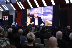 JECAJI ĆERKE SAŠE POPOVIĆA ODZVANJAJU SALOM Gleda u jednu tačku, potresne scene na komemoraciji!