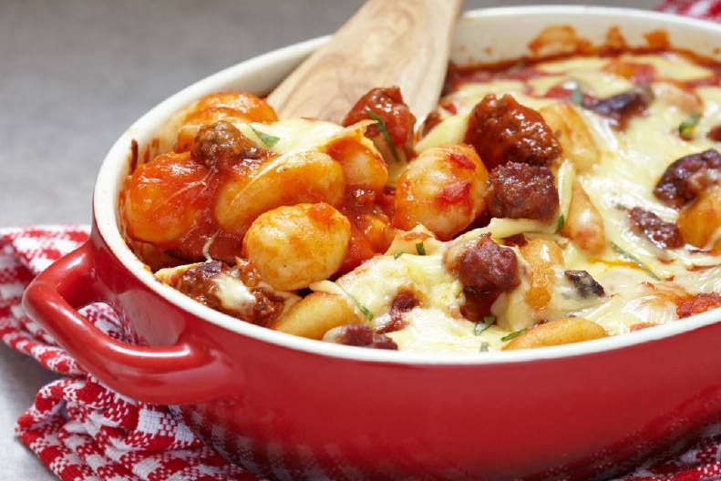 ZAPEČENE NJOKE SA KOBASICAMA Gurmanski specijalitet koji budi sva čula