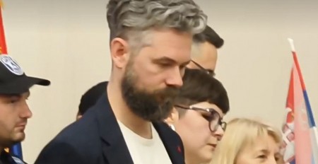 TOLIKO MRZE SRBE I SRBIJU! Dvoje Lazovićevih odbornika uopšte ne pevaju himnu!