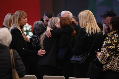 BEKUTA ČVRSTO ZAGRLILA SUZANU JOVANOVIĆ Potresne scene nakon komemoracije, ne mogu da suzdrže suze!