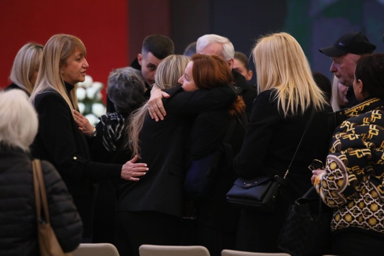 BEKUTA ČVRSTO ZAGRLILA SUZANU JOVANOVIĆ Potresne scene nakon komemoracije, ne mogu da suzdrže suze!